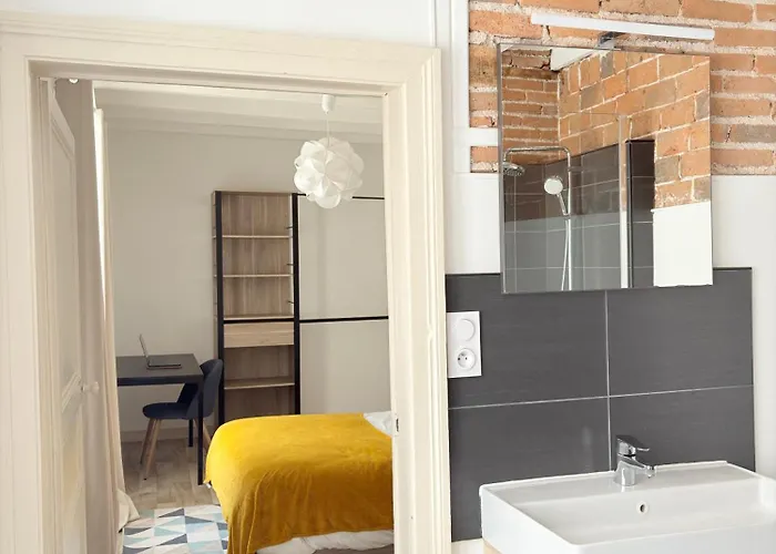 Hypercentre - 2 - Proche Commerces شقة شوليه